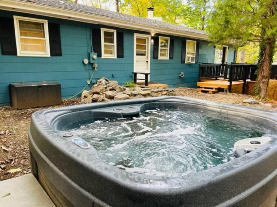 Mountain Lake Retreat - Hot Tub, Lake, Fire Pit, Wineries, Restaurant Гарперс-Феррі Екстер'єр фото